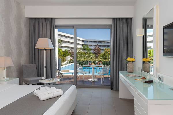Hotelzimmer des Princess Andriana Resort & Spa mit Blick auf den Pool und Terrasse.