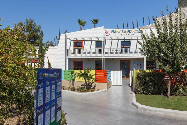 Außenansicht des Princess & Princess Kinderclubs im Princess Andriana Resort & Spa