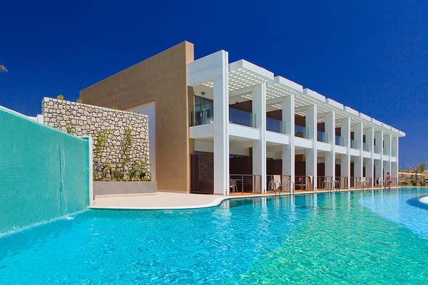 Das Princess Andriana Resort & Spa mit einem großen Swimmingpool und modernen Gebäuden.