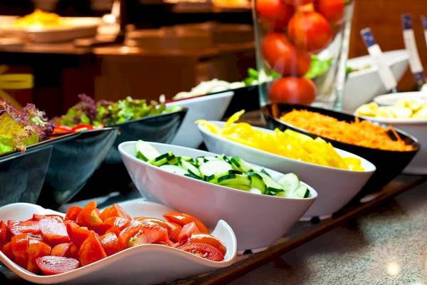 Buffetmahlzeit im Occidental Playa de Palma Hotel mit verschiedenen Salaten und Gemüsen