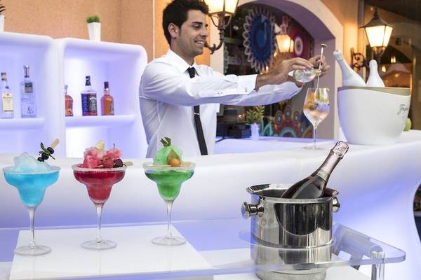 Cocktailbar im Occidental Playa de Palma Hotel mit verschiedenen Cocktails und Spirituosen.