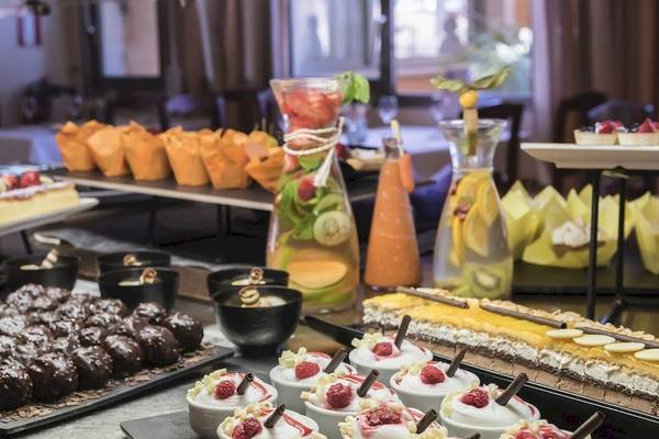 Buffet mit verschiedenen Desserts im Occidental Playa de Palma Hotel.