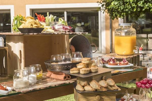 Buffet im Occidental Playa de Palma Hotel mit verschiedenen Snacks, Getränken und Dekoration.