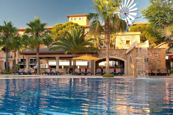 Außenbereich des Occidental Playa de Palma Hotels mit Swimmingpool und Sonnenliegen.