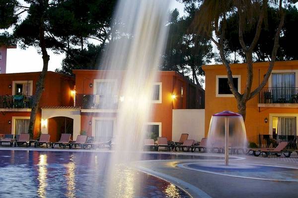 Poolbereich des Occidental Playa de Palma Hotels mit einer großen Wasserfontäne und Sonnenliegen.