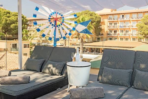 Hotel Terrasse mit Liegen und Getränken, Blick auf das Occidental Playa de Palma