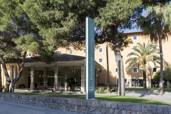Eingang des Occidental Playa de Palma Hotels mit Bäumen und einem grünen Schild