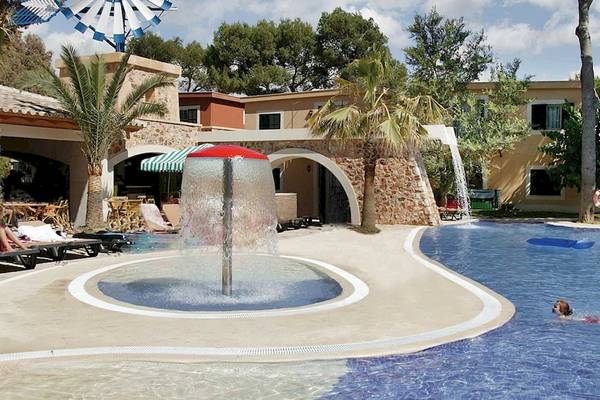 Außenbereich des Occidental Playa de Palma Hotels mit Pool und Brunnen