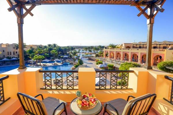 Terrasse des Steigenberger Coraya Beach Hotels mit Blick auf den Pool und das Resort