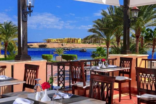 Terrasse des Steigenberger Coraya Beach Hotels mit Blick auf das Meer.