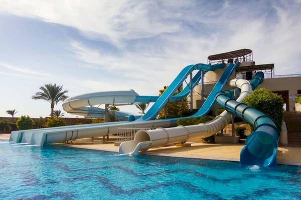 Wasserrutschen am Steigenberger Coraya Beach Hotel im Freien.