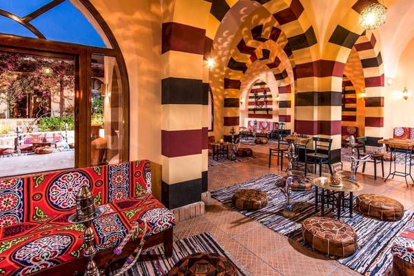 Innenbereich des Steigenberger Coraya Beach Hotel mit bunten Sofas und Teppichen.