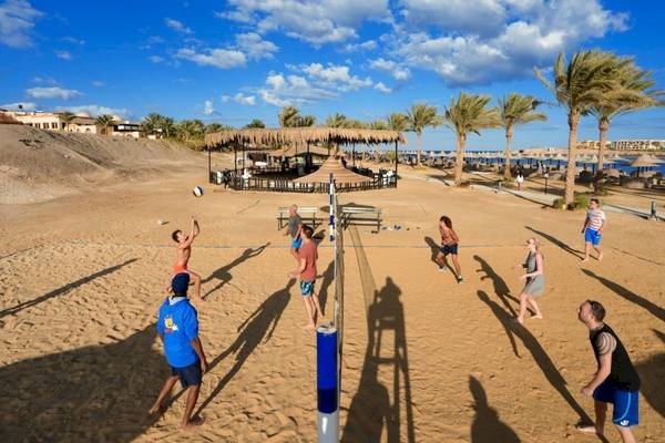 Volleyballspiel auf dem Sandstrand des Steigenberger Coraya Beach Hotels.