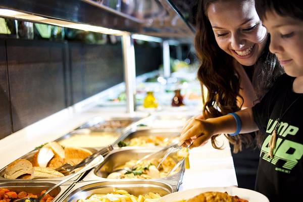 Frau und Kind am Buffettisch im Cornelia Diamond Golf Resort & Spa