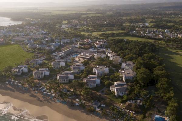 Luftaufnahme des Emotions By Hodelpa Hotel in Puerto Plata mit Blick auf die Küste und Gebäude.