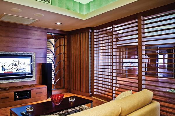 Wohnbereich des Cornelia Diamond Golf Resort & Spa mit Fernseher und Couch.