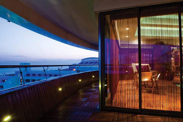 Blick vom Balkon des Cornelia Diamond Golf Resorts auf die umliegende Landschaft und einen Swimmingpool.