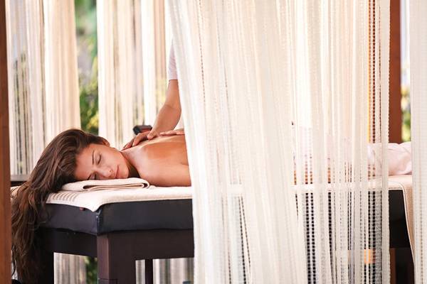 Eine Frau genießt eine Massage im Cornelia Diamond Golf Resort & Spa.