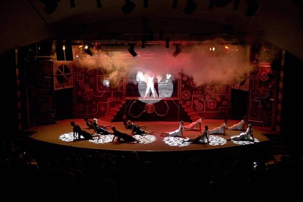 Cornelia Diamond Golf Resort & Spa Theater Aufführung mit roten Lichtern und Nebeleffekten auf der Bühne.