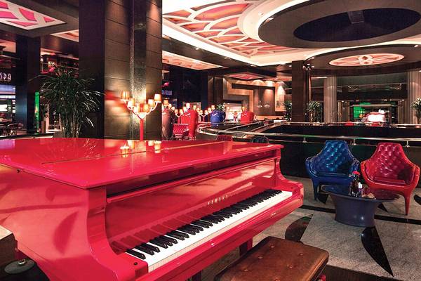Roter Klavier im Loungebereich des Cornelia Diamond Golf Resorts & Spa