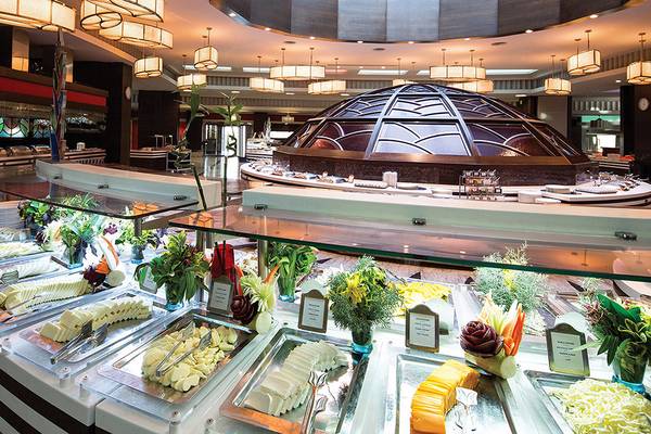 Buffet Halle im Cornelia Diamond Golf Resort & Spa mit verschiedenen Gerichten und Dekoration.