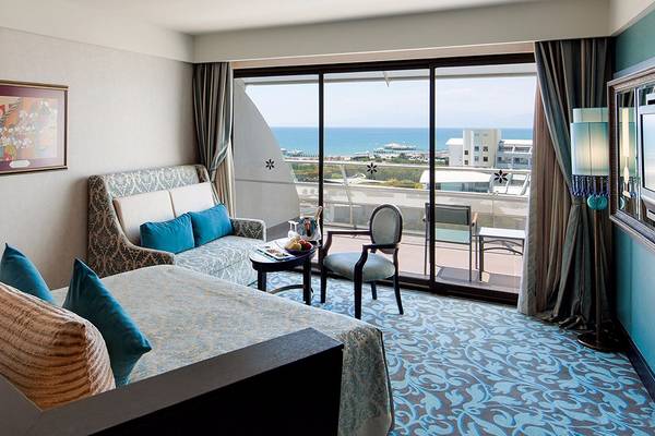 Suite im Cornelia Diamond Golf Resort & Spa mit Blick auf das Meer.