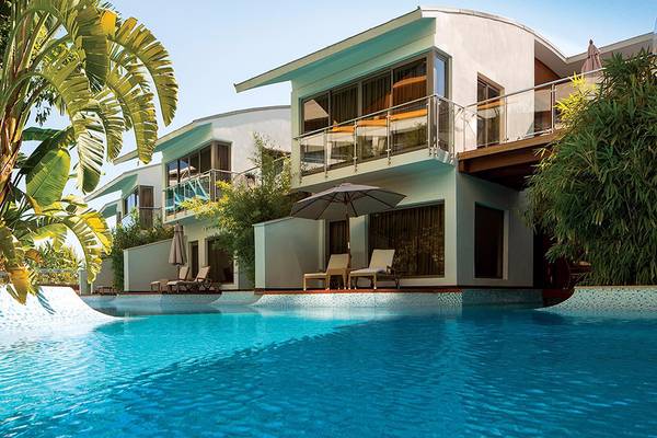 Cornelia Diamond Golf Resort & Spa mit Swimmingpool und Sonnenliegen