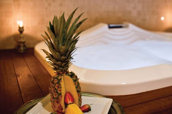 Jacuzzi im Cornelia Diamond Golf Resort & Spa mit einer Ananas und Erdbeeren darauf