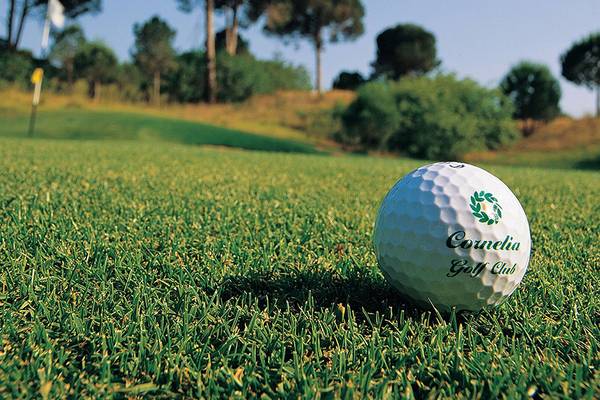 Golfball auf dem Golfplatz des Cornelia Diamond Golf Resort & Spa
