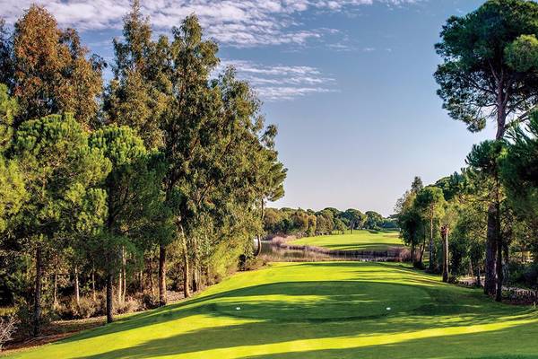 Golfplatz des Cornelia Diamond Golf Resorts mit grünen Rasenflächen und Bäumen.
