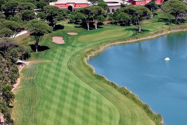 Luftaufnahme des Cornelia Diamond Golf Resorts mit einem Golfplatz, Wasserhindernis und Hotelgebäude