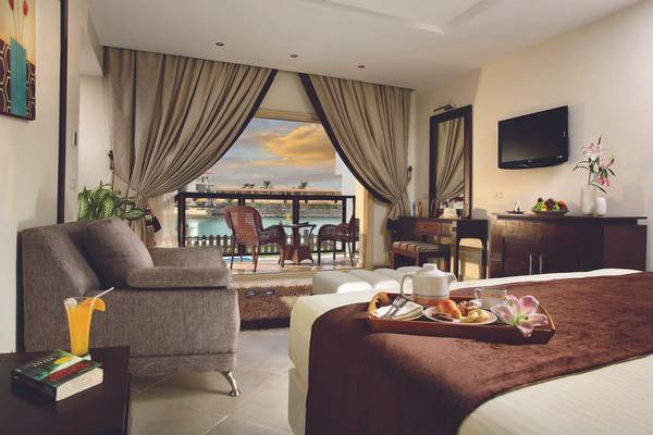 Suite-Zimmer im Sunrise Crystal Bay Resort mit Balkon und Meerblick.