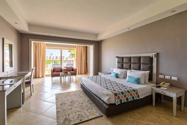 Suite-Zimmer im Sunrise Crystal Bay Resort mit Blick auf die Stadt.