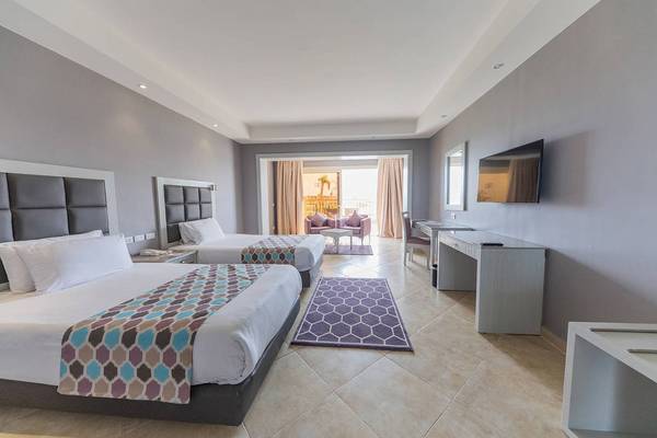 Doppelzimmer im Sunrise Crystal Bay Resort mit zwei Betten, Balkon und Meerblick.