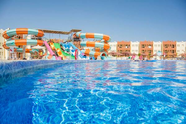 Poolbereich im Sunrise Crystal Bay Resort mit bunten Wasserrutschen.