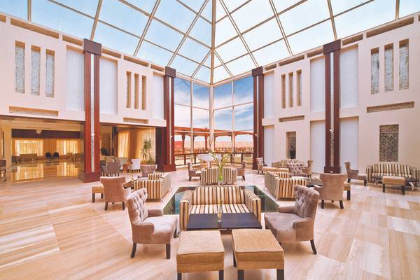 Lobby im Sunrise Crystal Bay Resort mit Marmorboden und geometrischer Glaskuppel.
