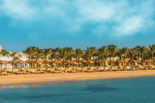 Strand mit Palmen und Sonnenliegen im Sunrise Crystal Bay Resort