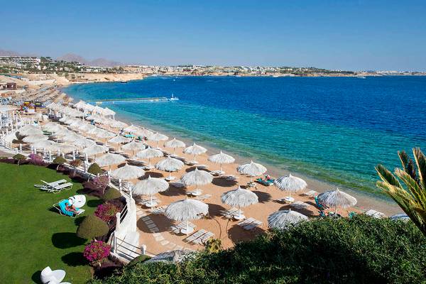 Luftaufnahme des Sunrise Crystal Bay Resorts Strands mit vielen Sonnenschirmen und Liegestühlen