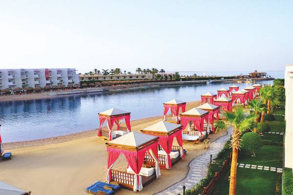 Strand und Wasserbetten im Sunrise Crystal Bay Resort