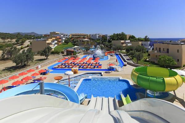 Luftaufnahme des Wasserparks im Atlantica Mikri Poli Hotel auf Rhodos