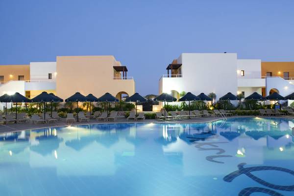 Außenpool des Atlantica Mikri Poli Rhodes Hotels bei Nacht