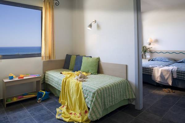 Hotelzimmer mit Blick auf das Meer im Atlantica Mikri Poli Rhodes.