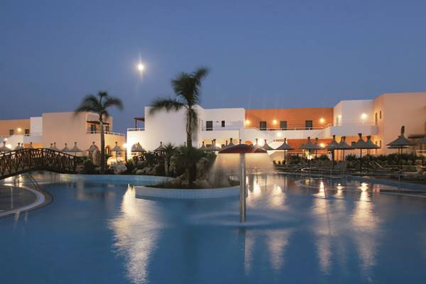 Außenpool des Atlantica Mikri Poli Rhodes Hotels bei Nacht mit Vollmond.