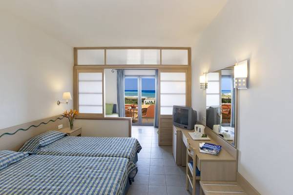 Doppelzimmer im Atlantica Mikri Poli Rhodes Hotel mit Blick auf das Meer.