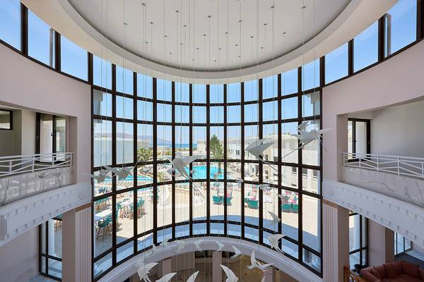Innenansicht des Mythos Palace Resort & Spa mit Blick auf den Pool und den Garten