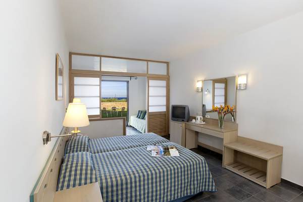 Doppelbettzimmer im Atlantica Mikri Poli Rhodes Hotel mit Blick auf den Garten.