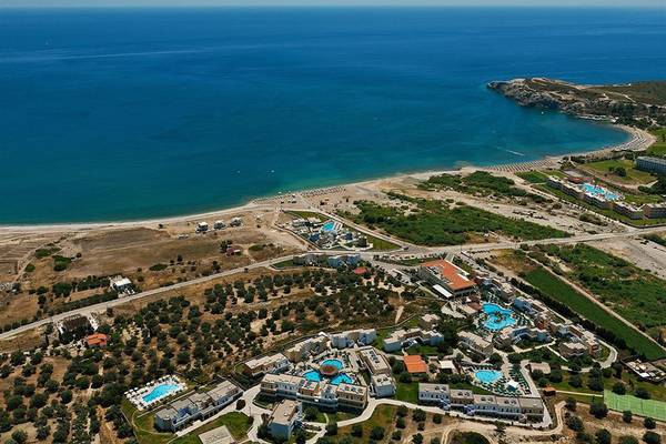 Luftaufnahme des Atlantica Mikri Poli Hotels auf Rhodos mit Blick auf das Meer und die Anlage.