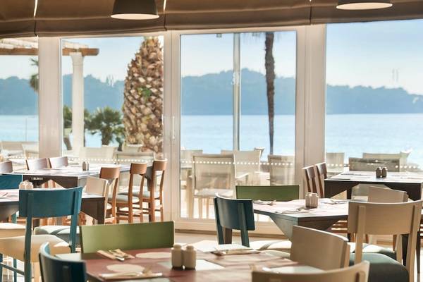 Innenansicht des Restaurants im Remisens Hotel Epidaurus mit Blick auf das Meer.