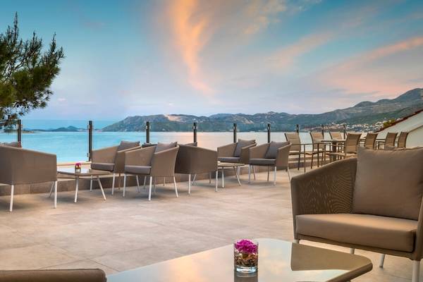 Terrasse des Remisens Hotel Epidaurus mit Blick auf das Meer und Berge
