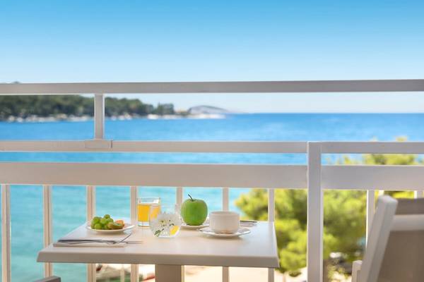 Frühstückstisch auf dem Balkon mit Meerblick im Remisens Hotel Epidaurus